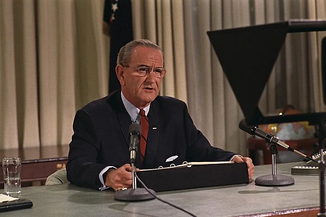 LBJ Civil Rights signing 1964 edited